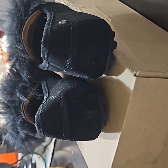 Black ugg slides with pom poms brand new never worn woman size 7 shoe - Picture 3 of 10